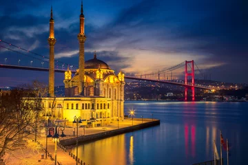 Istanbul. Bild der Ortaköy-Moschee mit der Bosporus-Brücke in Istanbul während der blauen Stunde der Dämmerung. © rudi1976