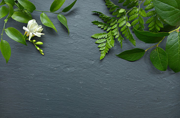 Floraler Hintergrund auf schwarzem Schiefer