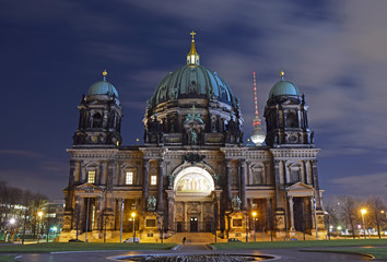 Berliner Dom bei Nacht © hydebrink