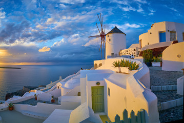 Fototapeta premium Wiatraczek w wiosce Oia przy zmierzchem, Santorini, Grecja