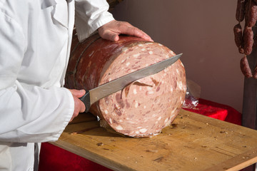 Salumiere taglia la mortadella © alexandro900