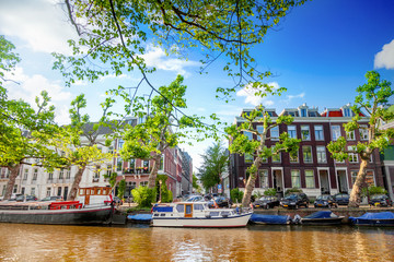 Fototapeta na wymiar Canal in Amsterdam