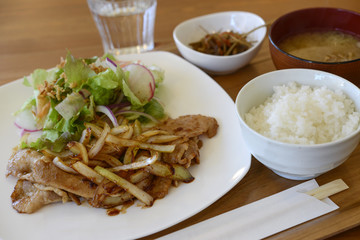 生姜焼き　定食　豚肉の生姜焼き