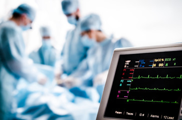 Monitoring of ECG and saturation O2 in the patient in the operating room.