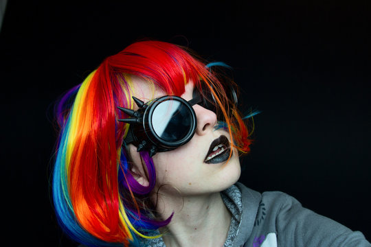 Retrato de una chica joven disfrazada de punk