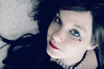 Retrato de una preciosa chica joven estilo emo con los ojos azules  - obrazy, fototapety, plakaty