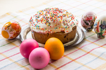 Кулич и дизайнерские пасхальные яйца