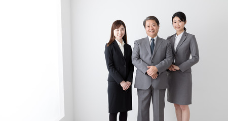笑顔のビジネスマンとビジネスウーマン