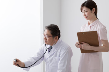 聴診器で患者を診る医者