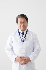 笑顔の医者、中年男性