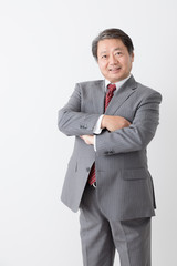 腕を組むビジネスマン、考える、悩む、中年男性