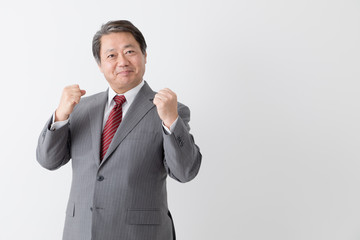ガッツポーズをすrビジネスマン、中年男性