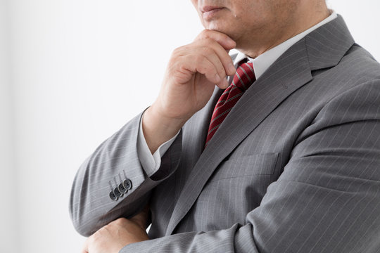 顎に手を当てるビジネスマン 考える 悩む 中年男性 Stock Photo Adobe Stock