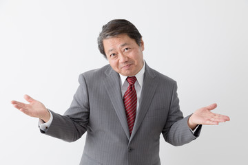 肩をすくめるビジネスマン、中年男性
