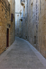 Obraz premium Narrow street with a lantern in old town Mdina, Malta