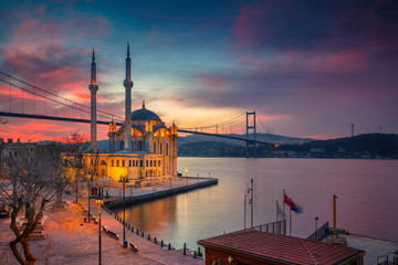 Fototapeta premium Stambuł. Obraz meczetu Ortakoy z mostem Bosfor w Stambule podczas pięknego wschodu słońca.