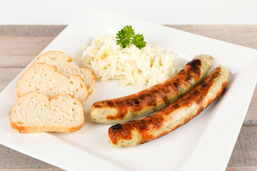 gegrillte Bratwurst mit Krautsalat