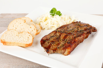 gegrilltes Rumpsteak mit Krautsalat