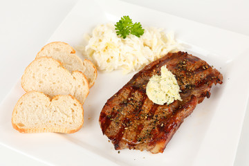 gegrilltes Rumpsteak mit Krautsalat
