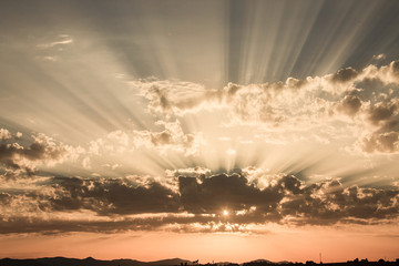 Un tramonto a Roma. Raggi tra le nuvole, luce incredibile.