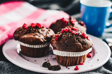 Chocolate-raspberry muffins with tea