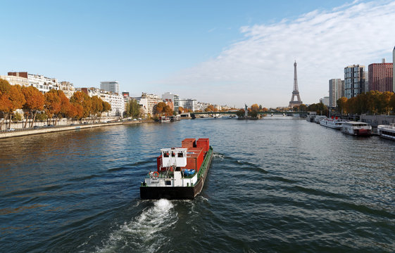 péniche sur la Seine à Paris