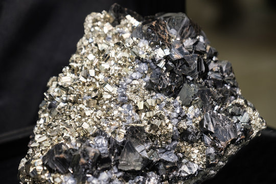 hubnerite pyrite quartz black