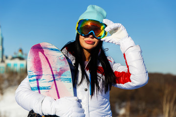 Brunette with sunglasses and snowboard