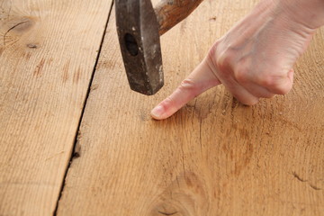 auf den Finger schlagen