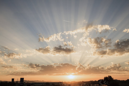Fototapeta Un tramonto a Roma. Raggi tra le nuvole, luce incredibile.