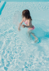 enfant jouant dans l'eau