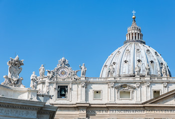 Basilica di San Pietro, Vaticano, Roma, Italia. Dome, clock, bell.