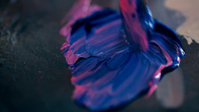 Artist brush mix color oil painting