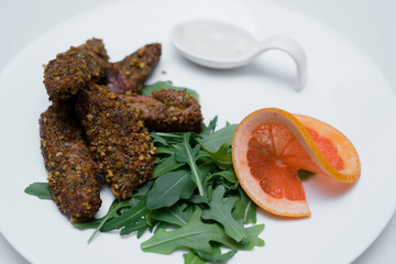 Baked beef, arugula and a slice of grapefruit