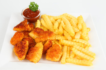 Pommes und Chicken Nuggets