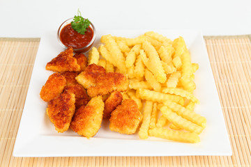 Pommes und Chicken Nuggets