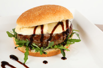 Burger mit Rucola und Mozzarella