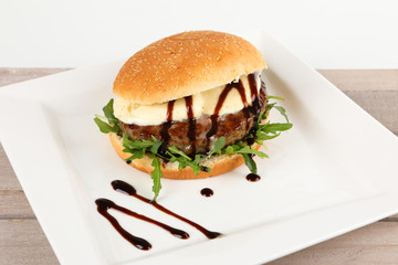 Burger mit Rucola und Mozzarella