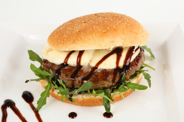 Burger mit Rucola und Mozzarella