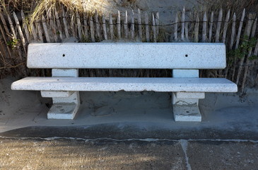 Banc de pierre blanc.