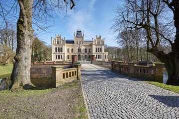 Die Evenburg in der Kleinstadt Leer in Ostfriesland, eine Burg mit Parkanlage, die Burg hat rundherum einen Burggraben.