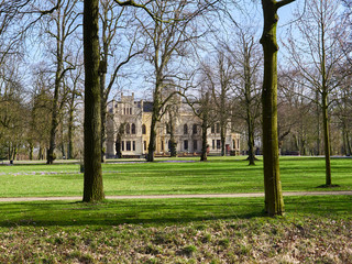 Die Evenburg in der Kleinstadt Leer in Ostfriesland, eine Burg mit Parkanlage, die Burg hat rundherum einen Burggraben.