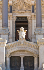 Obraz premium Part of basilica Notre Dame, lion sculpture