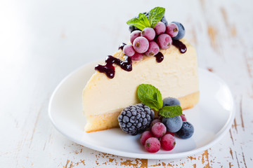 Cheesecake with berries and mint
