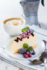 Cheesecake with berries and mint