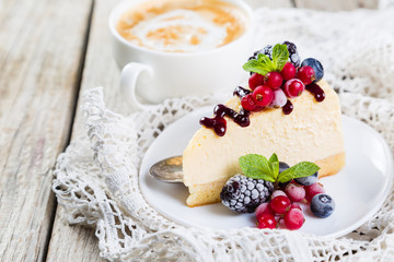 Cheesecake with berries and mint