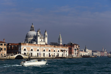 Fototapeta na wymiar Una veduta di Venezia dal battello