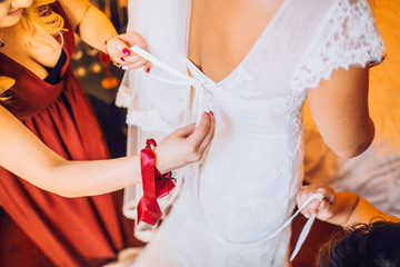 Obraz premium Bride and bridesmaids during the wedding preparations in hotel room. 