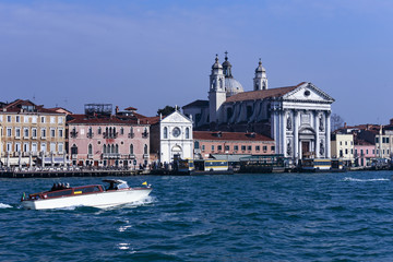 Fototapeta na wymiar Una veduta di Venezia dal battello