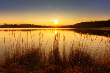 Fototapeta na wymiar sundown at the pond with sunrays